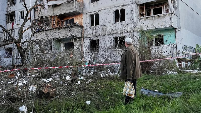 Разрушенный многоквартирный дом в Киеве после российского удара