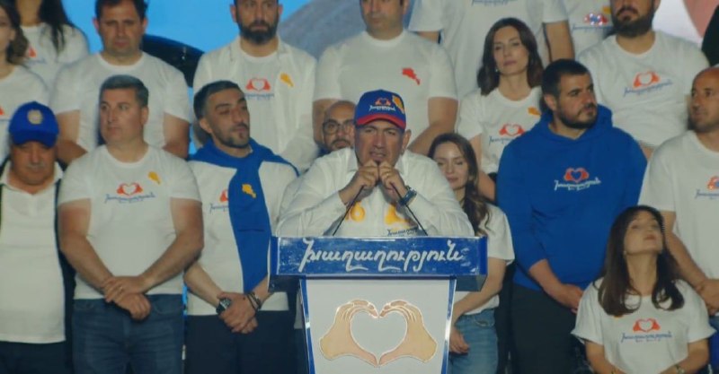 Никол Пашинян выступает с речью перед публикой в Армении