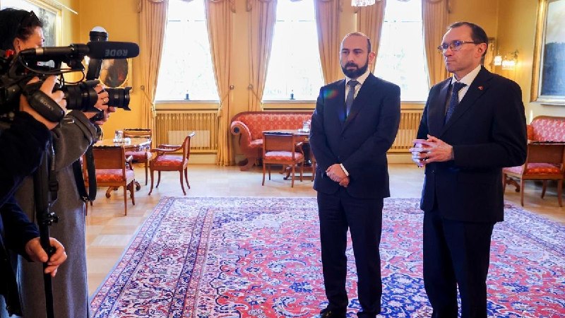 Министр иностранных дел Норвегии Эспен Барт Эйде поздравляет премьер-министра Армении Никола Пашиняна