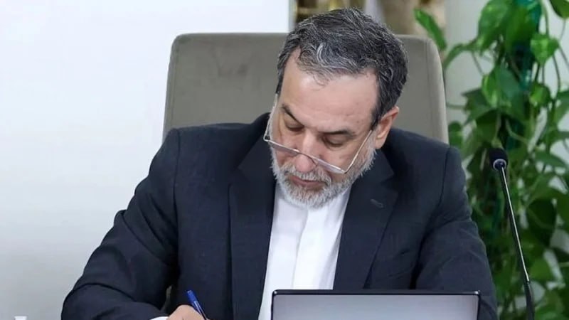 Министр иностранных дел Ирана Аббас Аракчи выступает с заявлением.