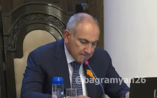 Премьер-министр Армении Никол Пашинян выступает с заявлением о решении ЕС по торговле