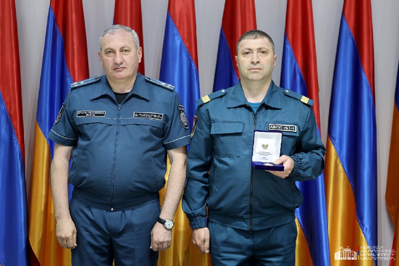 Арам Казарян вручает награды спасателям за поиски на реке Памбак