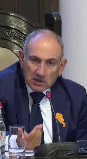 Премьер-министр Армении Никол Пашинян выступает с заявлением