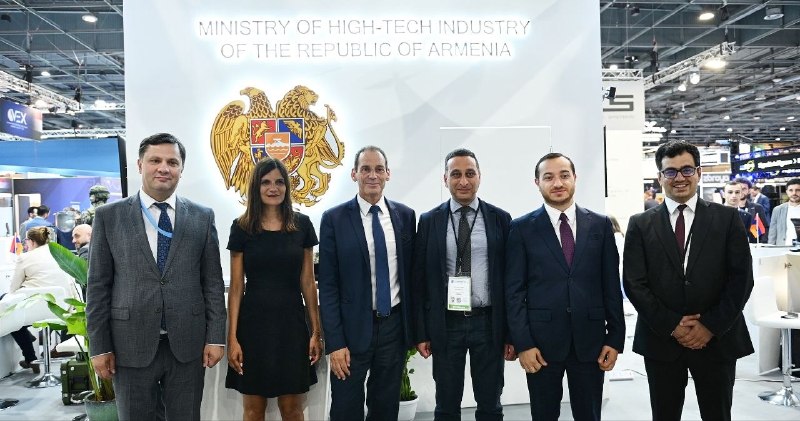 Флаг Армении и Франции на фоне логотипов Thales и BuTech на выставке Eurosatory 2026