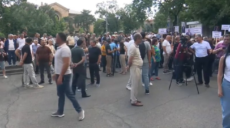 Митинг оппозиции перед зданием Конституционного суда в Ереване