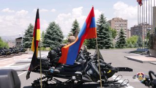 Сурен Папикян, министр обороны Армении, объявляет о получении 16 снегоходов из Германии для армии Армении